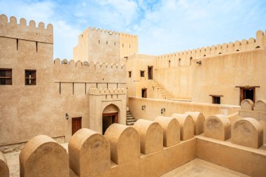 Arap kalesi. İç bahçe merdivenleri, kuleler ve duvarlar. Crenellation, Nizwa, Umman.