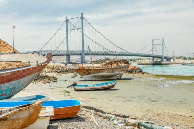 Al Ayjah Köprüsü ve geleneksel omani ahşap dhow tekneleri deniz kıyısında, Sur, Sultan Umman