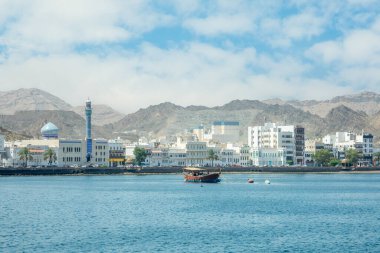 Körfez ve geleneksel dhow tekneli Mutrah gezinti güvertesi, Muscat, Sultan Umman