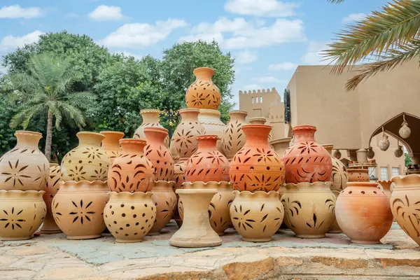 stock image Handmade pottery jugs trade market on the street of Nizwa, Sultanate Oman