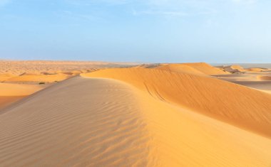 Wahiba çölünün ortasında büyük turuncu çöl kum tepeleri, Umman.