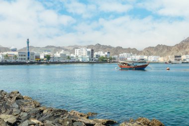 Körfez ve geleneksel dhow tekneli Mutrah gezinti güvertesi, Muscat, Sultan Umman