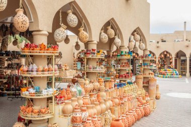 El yapımı hediyelik eşyalar ve seramik çömlekler Nizwa pazarındaki ticaret sürahileri, Sultan Umman.