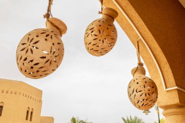 Nizwa caddesinde el yapımı çömlek ticareti, Sultan Umman.