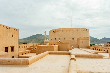 Arap kalesi iç bahçe merdivenleri, kuleler ve duvarlar. Crenellasyonlu, Nizwa, Sultan Umman.