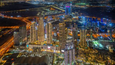 Dubai şehir merkezi şehir merkezi hava manzaralı gökdelenler gece vakti neon ışıklarıyla parlıyor, BAE