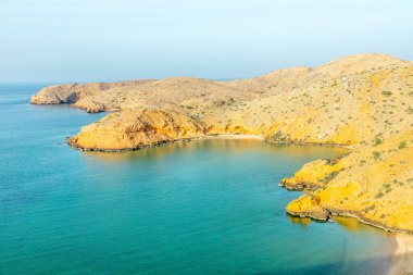 Bandar Al Khairan omani fiyort gölü kumlu plajlar, adalar ve dağlar, Muscat, Umman