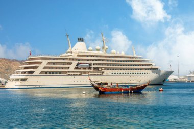 Geleneksel Omani dhow teknesi Muscat limanında demirli turist yolcu gemisi, Sultan Umman