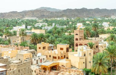 Eski Nizwa Arap kasabası sokakları arka planda dağları olan palmiyelerin arasına gizlenmiş, Nizwa, Sultan Umman.