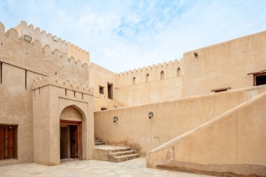 Arap kalesi iç bahçe merdivenleri, kuleler ve duvarlar. Crenellasyonlu, Nizwa, Sultan Umman.