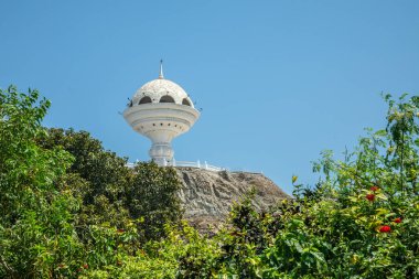 Tepede duran tütsü yakan gözcü kulesi Muttrah, Umman