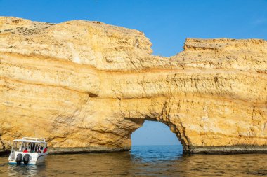 Kantab, turist, Muscat, Sultan Umman ile dolu kaya ve teknede doğal kemer geçidi.