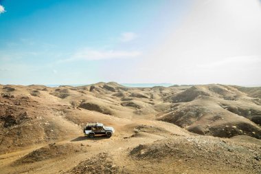Salt gölü Abbe, Dikhil bölgesi, Cibuti bölgesinde 4x4 arabalı volkanik tepeler.