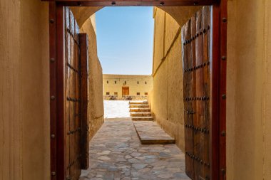 Süslü ahşap kapılardan, Arap kalesine, iç bahçe kulelerine ve duvarlarına bak, Bahla, Umman Sultanı