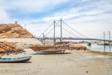 Al Ayjah Köprüsü ve geleneksel omani ahşap dhow tekneleri deniz kıyısında, Sur, Sultan Umman