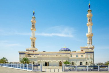 İki minaresi olan beyaz omani camisi, Jalan Bani Buhassan, Sultan Umman.