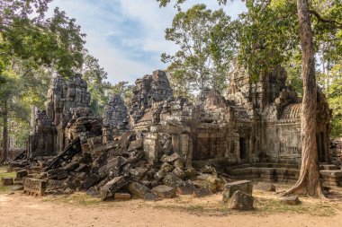 Antik Hindu Ta Som Khmer harap olmuş tapınak girişi ormanlarda gizlenmiş Angkor Arkeoloji Parkı, Siem Reap, Kamboçya