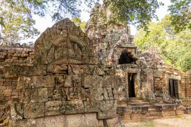 Antik Hindu Ta Som Khmer yıkılmış tapınak girişi ormanlarda saklı heykellerle süslenmiş Angkor Arkeoloji Parkı, Siem Reap, Kamboçya