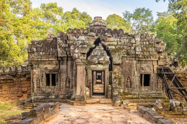 Antik Hindu Ta Som Khmer ormandaki Angkor Arkeoloji Parkı, Siem Reap, Kamboçya 'daki tapınak girişini harap etti.