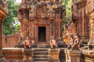 Hindu Banteay Srei khmer tapınağının girişinde nöbet tutan heykeller, Angkor Arkeoloji Parkı, Siem Reap, Kamboçya