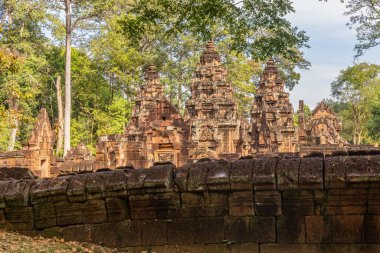 Ormanlarda saklı Hindu Banteay Srei tapınak duvarları ve kuleleri, Angkor Arkeoloji Parkı, Siem Reap, Kamboçya