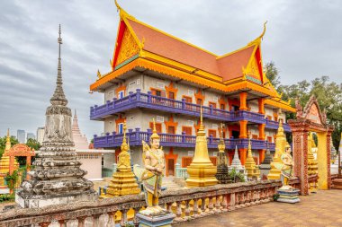 Ahmaklar ve heykellerle çevrili renkli maymun Budist tapınağı Phnom Penh