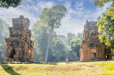Antik Prasat Suor Prat tapınağının yıkılmış kuleleri ormanlarda duruyor, Angkor Thom Arkeoloji Parkı, Siem Reap, Kamboçya