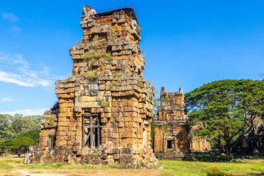 Antik Prasat Suor Prat tapınağının yıkılmış kuleleri ormanlarda duruyor, Angkor Thom Arkeoloji Parkı, Siem Reap, Kamboçya
