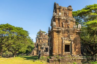 Antik Prasat Suor Prat tapınağının yıkılmış kuleleri ormanlarda duruyor, Angkor Thom Arkeoloji Parkı, Siem Reap, Kamboçya