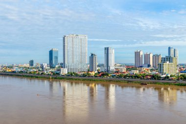 Tonle Sap nehir kıyısında modern binalar ve yerleşim alanları arka planda, Phnom Penh şehri panoraması, Kamboçya