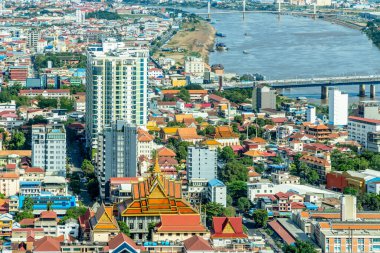 Budist tapınağı ve Tonle Sap nehri üzerindeki köprüleri olan modern yerleşim bölgesi, Phnom Penh şehri, Kamboçya