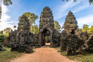 Antik Hindu Preah Khan khmer ormanlarda gizlenmiş tapınak kapılarını harap etti, Angkor Arkeoloji Parkı, Siem Reap, Kamboçya