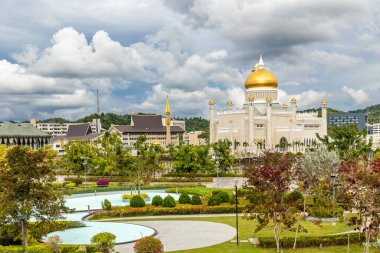 Ömer Ali Seydien Camii 'nin merkez bahçesi altın kubbeler ve minareler arka planda Bandar Seri Begawan, Borneo, Brunei Darussalam