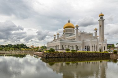 Beyaz Ömer Ali Seydien Camii altın kubbeleri ve ön planda göl bulunan minareler, Bandar Seri Begawan, Borneo, Sultan Brunei Darussalam