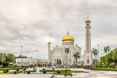 Çeşmeli şehir meydanı ve Omar Ali Seydien Camii altın kubbeleri Bandar Seri Begawan, Borneo, Sultan Brunei Darussalam