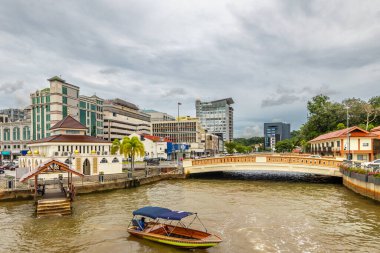 Köprüsü ve motorlu teknesi olan Brunei Nehri ve modern şehir merkezi binaları olan şehir merkezi caddesi, Bandar Seri Begawan, Borneo, Sultanlık Brunei Darussalam