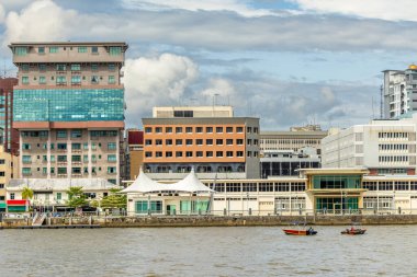Brunei nehri motorlu teknelerle ve şehir merkezindeki modern binalarla dolu şehir merkezi caddesi, Bandar Seri Begawan, Borneo, Sultanlık Brunei Darussalam