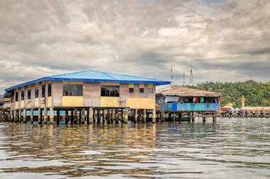 Kampong Ayer yüzen köy ahşap Malay geleneksel evleri nehir kenarındaki ayaklıklar üzerinde duruyor, Bandar Seri Begawan, Borneo, Sultan Brunei Darussalam