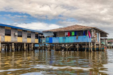 Kampong Ayer yüzen köy ahşap Malay geleneksel evleri nehir kenarındaki ayaklıklar üzerinde duruyor, Bandar Seri Begawan, Borneo, Sultan Brunei Darussalam