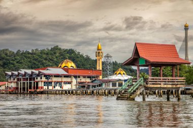 Kampong Ayer yüzen köy ahşap iskele ve arka planda bringe ve camii olan yürüyüş yolları Bandar Seri Begawan, Borneo, Brunei Darussalam