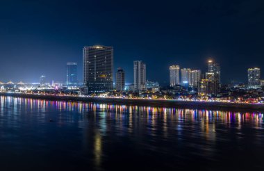 Tonle Sap nehir kıyısında modern binalar ve yerleşim alanları ile bölge gece panoraması, Phnom Penh şehri panoraması, Kamboçya