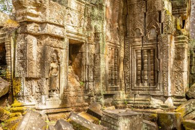 Kamboçya ormanlarında kaybolan Antik Ta Prohm tapınağında heykellerle süslenmiş yıkılmış duvar, Angkor Vat, Siem Reap, Kamboçya