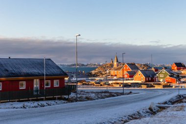 Deniz ve fiyort arka plan, Grönland ile Inuit evleri ile Nuuk şehir banliyösü panorama