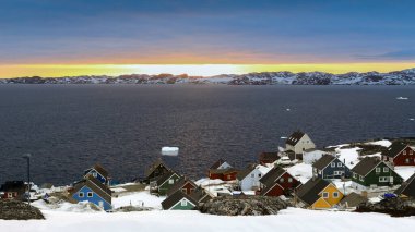 Dağları, Nuuk, Grönland günbatımı manzaralı fiyort, Eskimo evleri