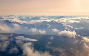 Nuuk, Grönland yakınlarındaki donmuş dağlar ve fiyort havadan görünümü ile Grönland buz örtüsü