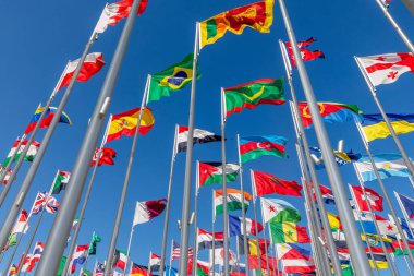 Birçok dünya ülkesinde rüzgarda dalgalanan ulusal bayraklar, Brezilya, Fas, Sri Lanka Azerbaycan sancakları, Doha, Katar