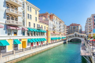 Qanat Quartier Venedik lüks yerleşim bölgesinin özgün renkli binaları ve su kanalı ile köprüsü, İnci Adası, Doha, Katar