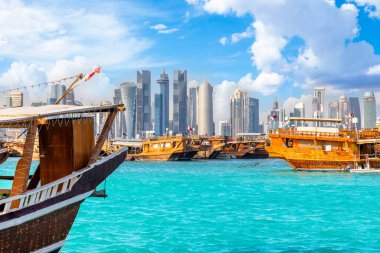 Geleneksel Arap dhow balıkçı tekneleri Doha modern iş merkezi gökdelenleri ve Katar rıhtımında demirledi.