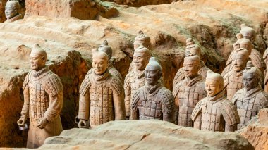 Qin Shi Huang İmparatoru, Xian, Shaanxi, Çin 'in Terracota askerlerinin heykelleri.