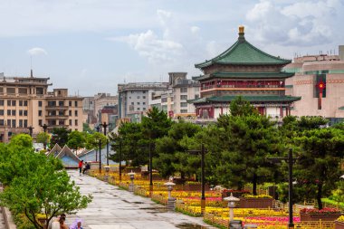 Central City Meydanı 'nda yeşil park ve çan kulesi tapınağı, Xian, Shaanxi bölgesi, Çin